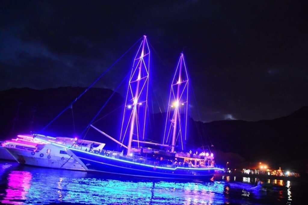 luxury-sailing-boat-dinner-cruise-from-sharm-el-sheikh-in-the-night_uY4XI